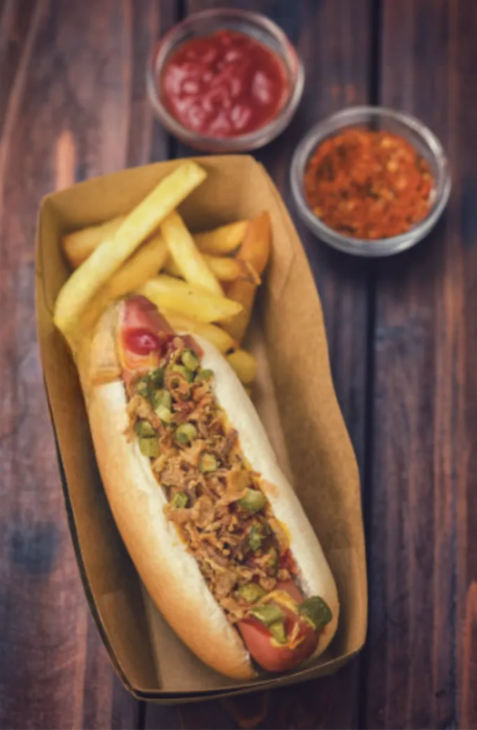 Hot-dog servi avec des frites.